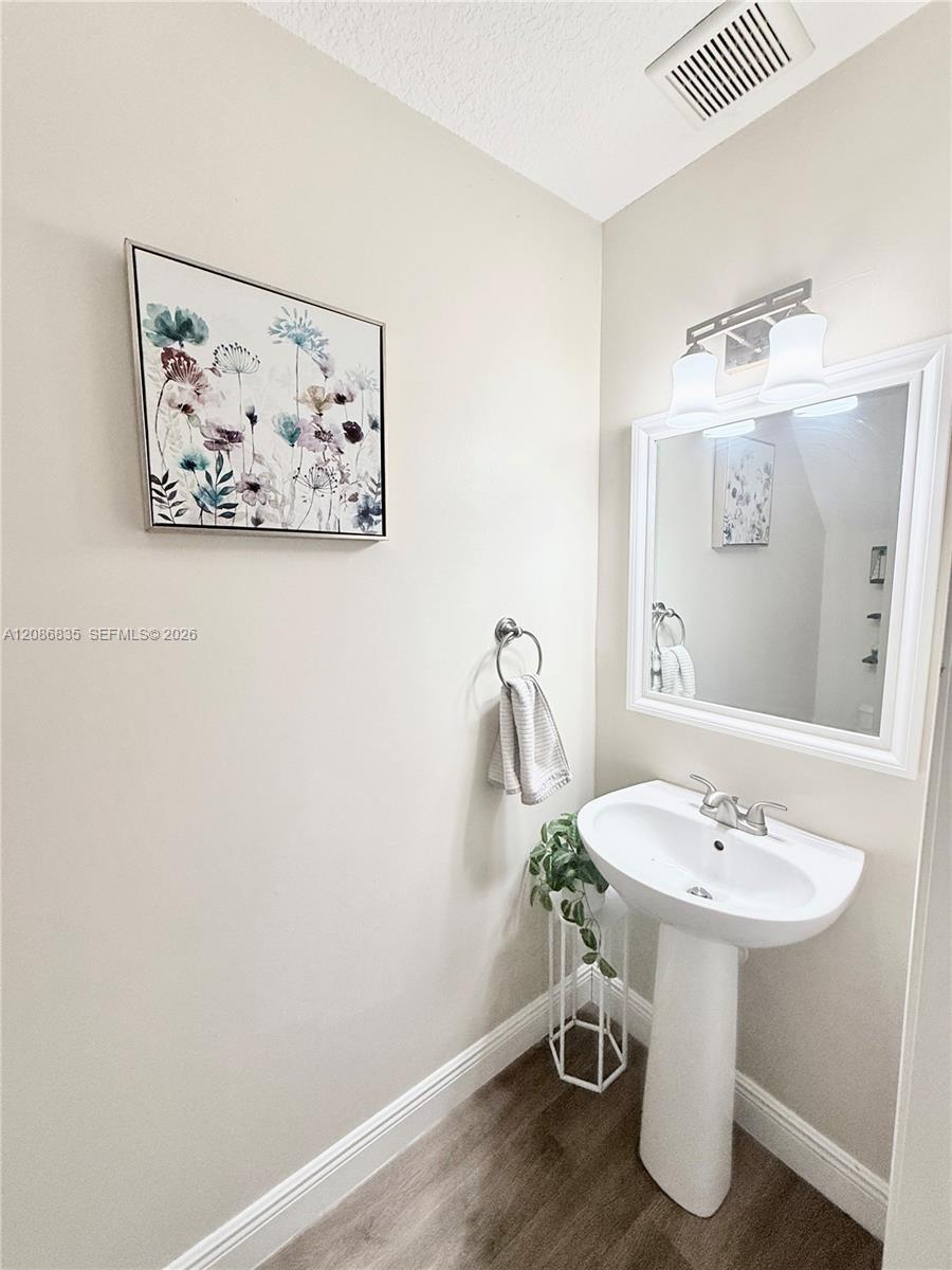 Listing photo 8 for 16 Key West Ct, Weston, FL, 33326
