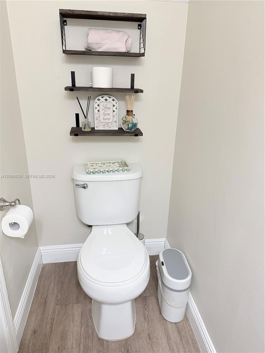 Listing photo 9 for 16 Key West Ct, Weston, FL, 33326