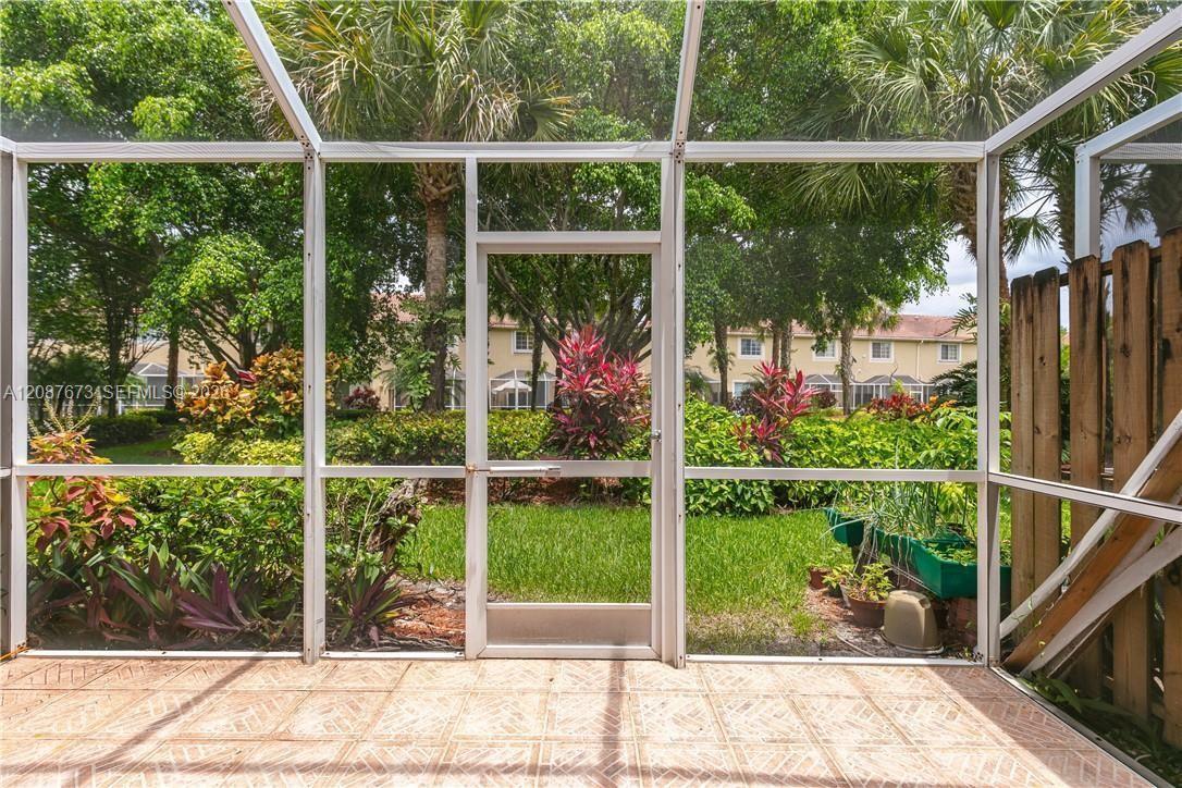 Listing photo 2 for 3635 San Simeon Cir, Weston, FL, 33331