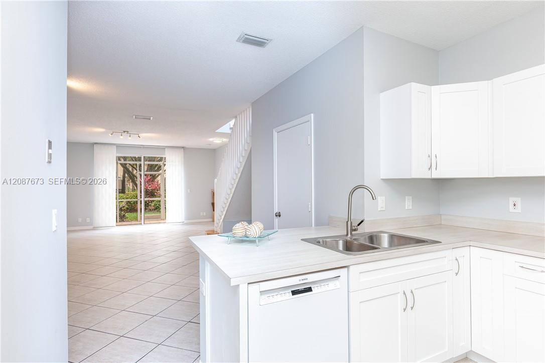 Listing photo 12 for 3635 San Simeon Cir, Weston, FL, 33331