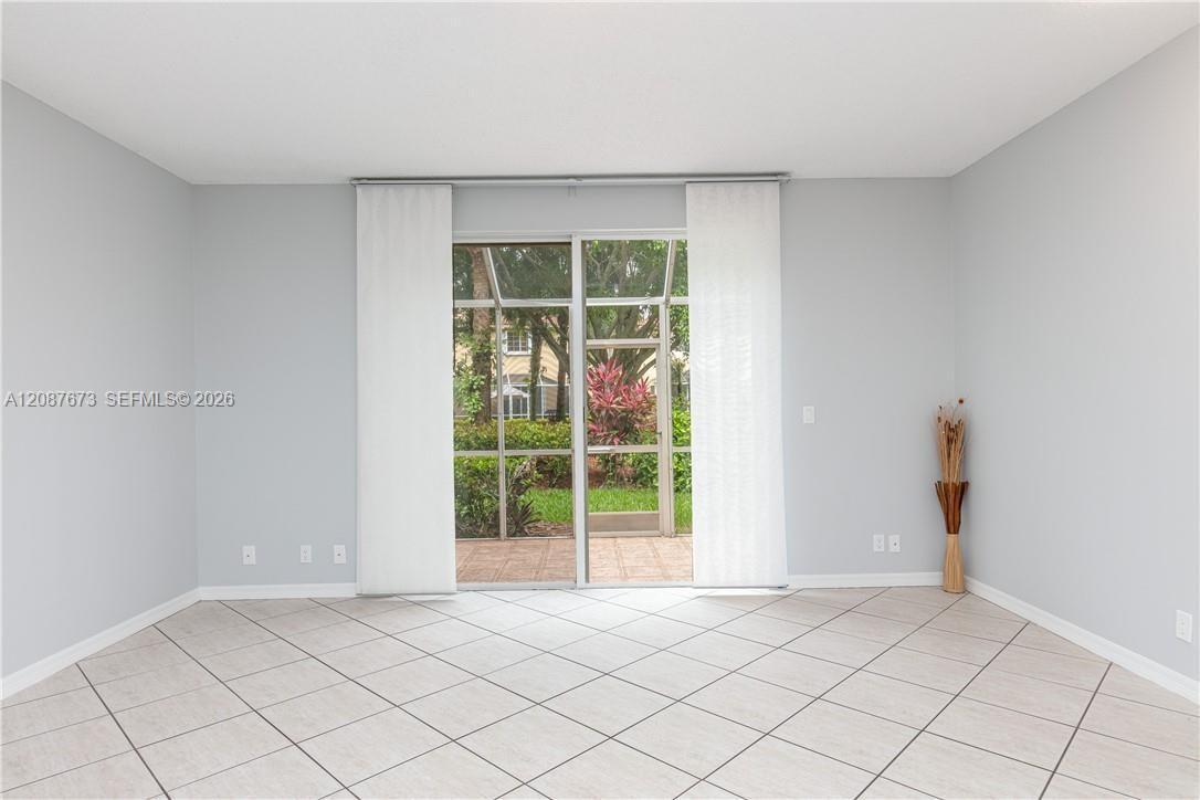 Listing photo 3 for 3635 San Simeon Cir, Weston, FL, 33331