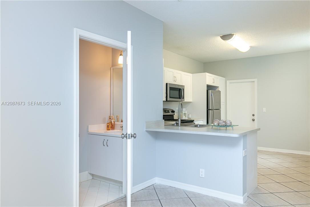 Listing photo 6 for 3635 San Simeon Cir, Weston, FL, 33331