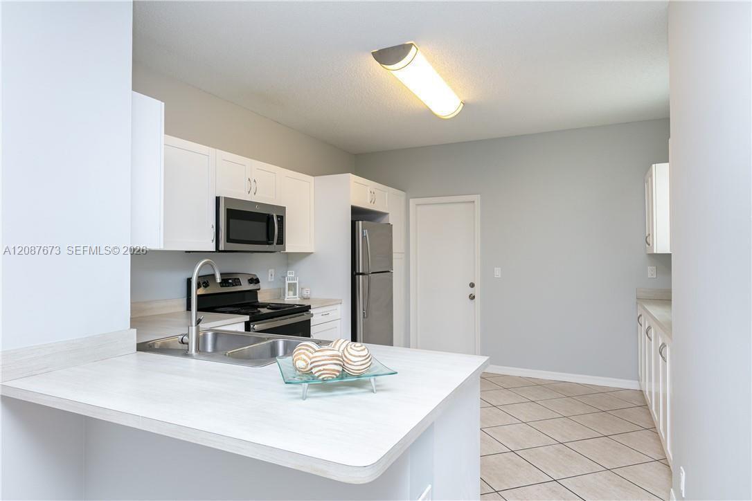 Listing photo 9 for 3635 San Simeon Cir, Weston, FL, 33331
