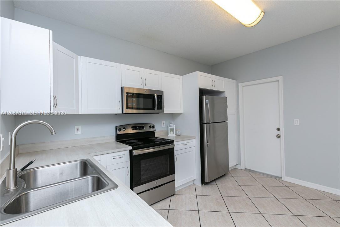 Listing photo 10 for 3635 San Simeon Cir, Weston, FL, 33331