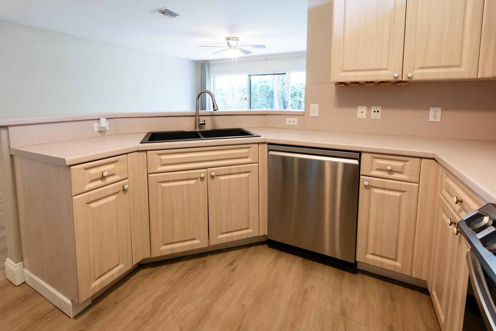 Listing photo 13 for 8956 NW 38TH Drive, Coral Springs, FL, 33065