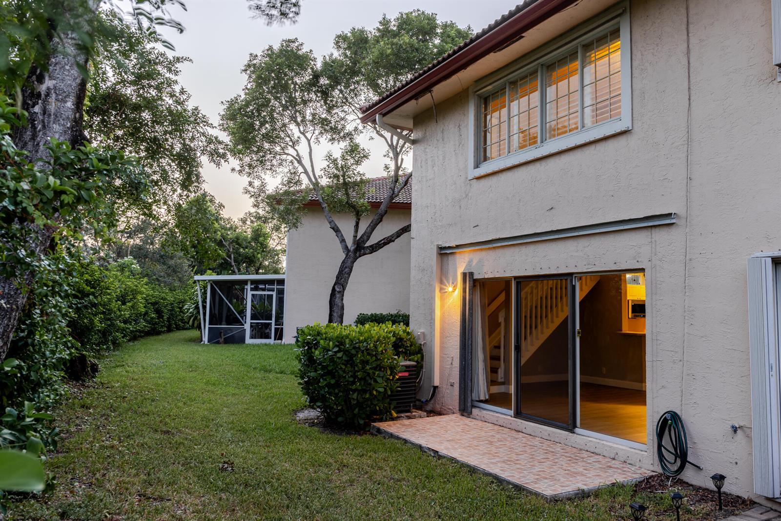 Listing photo 3 for 8956 NW 38TH Drive, Coral Springs, FL, 33065