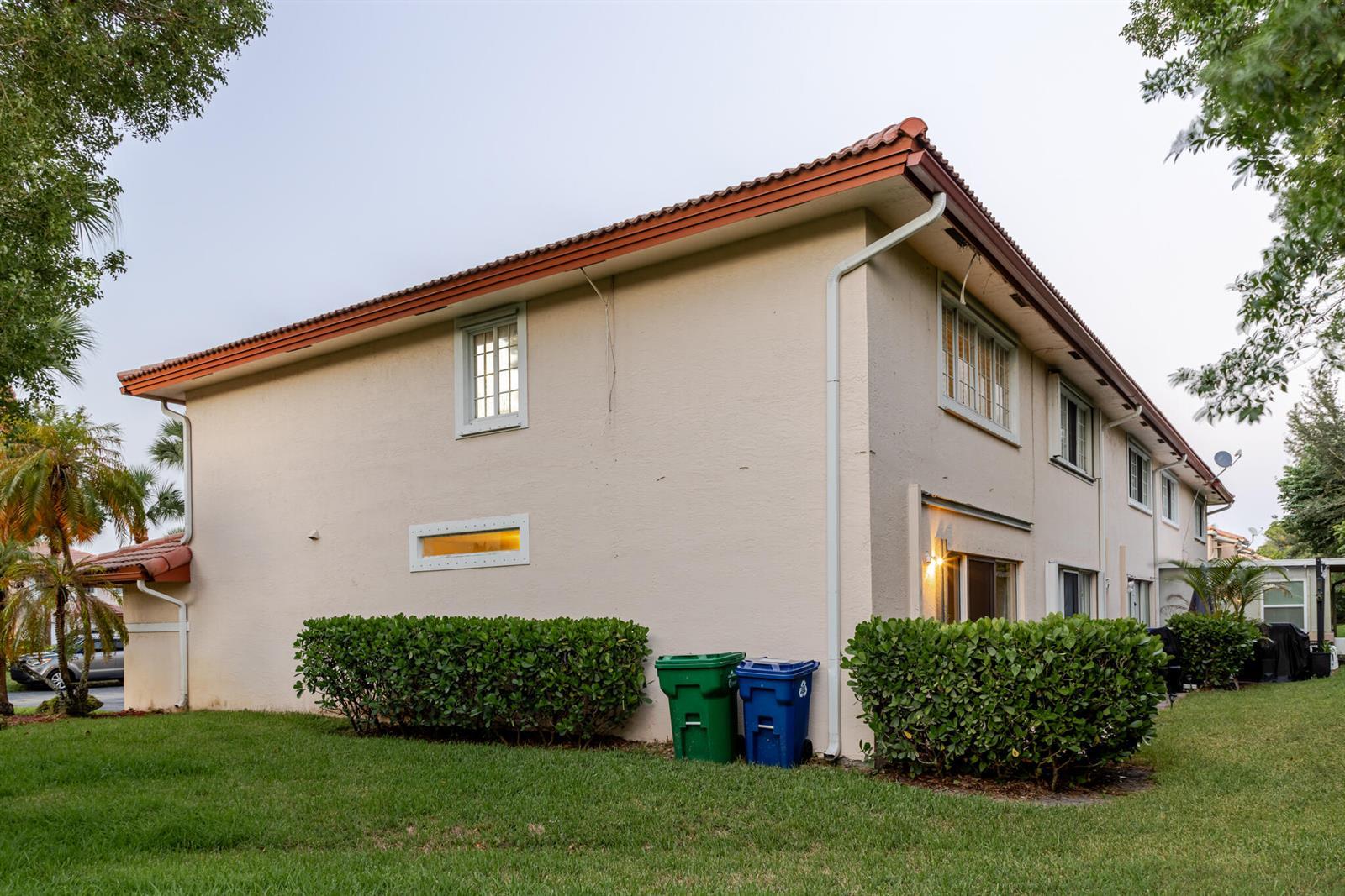 Listing photo 4 for 8956 NW 38TH Drive, Coral Springs, FL, 33065