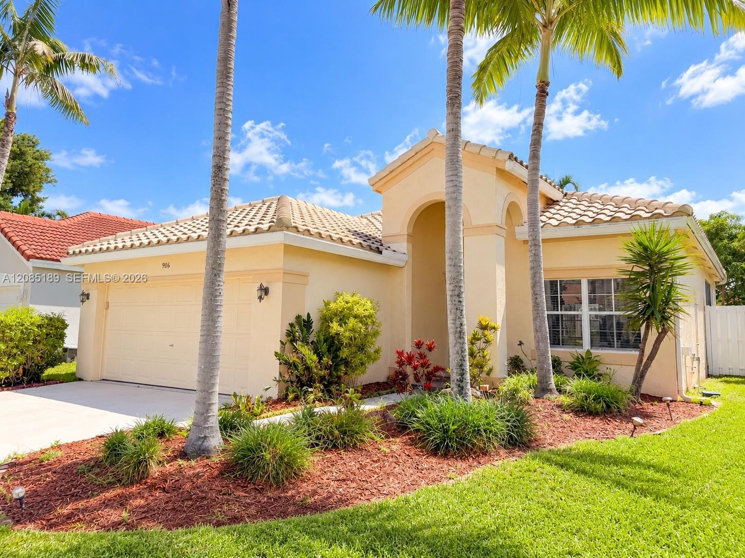 Listing photo 1 for 908 Tanglewood Cir Unit#908, Weston, FL, 33327