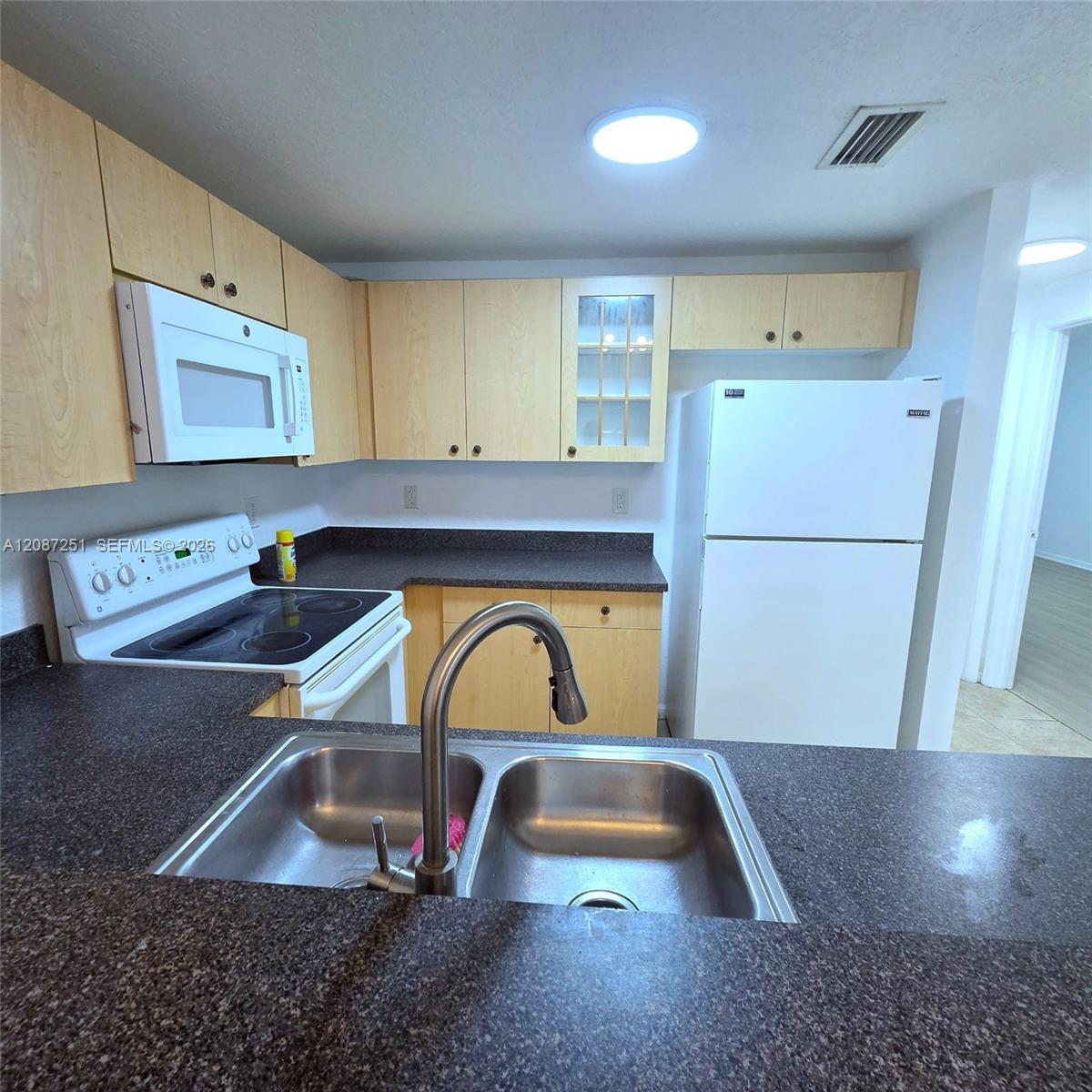 Listing photo 1 for 2901 Riverside Dr Unit#203, Coral Springs, FL, 33065