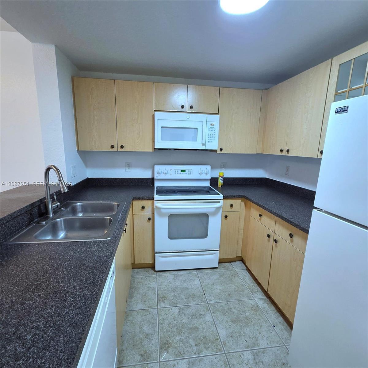 Listing photo 2 for 2901 Riverside Dr Unit#203, Coral Springs, FL, 33065
