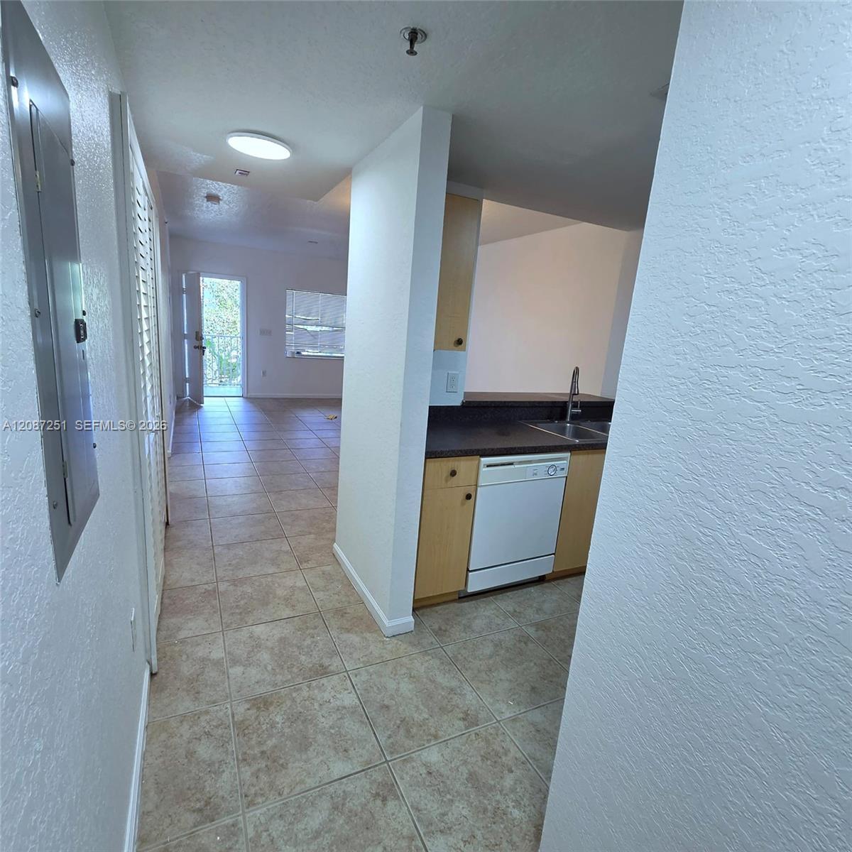 Listing photo 3 for 2901 Riverside Dr Unit#203, Coral Springs, FL, 33065