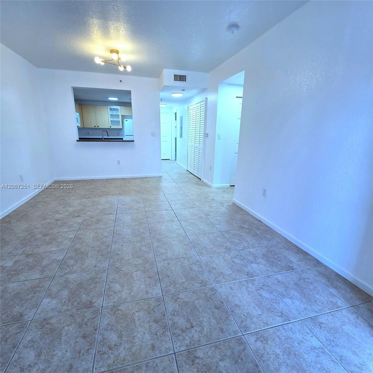 Listing photo 4 for 2901 Riverside Dr Unit#203, Coral Springs, FL, 33065