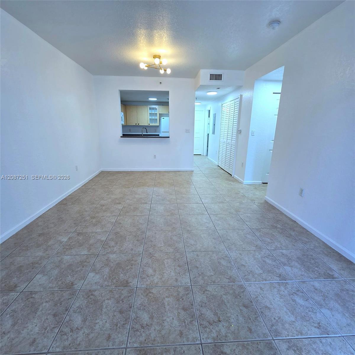 Listing photo 5 for 2901 Riverside Dr Unit#203, Coral Springs, FL, 33065