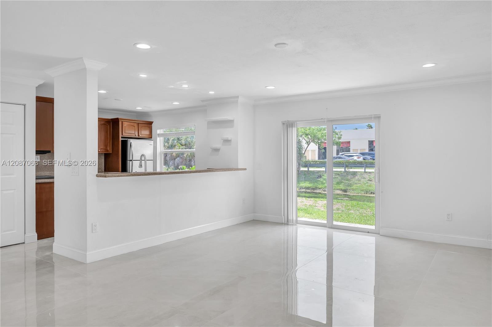 Listing photo 2 for 10667 NW 45th St Unit#10667, Coral Springs, FL, 33065