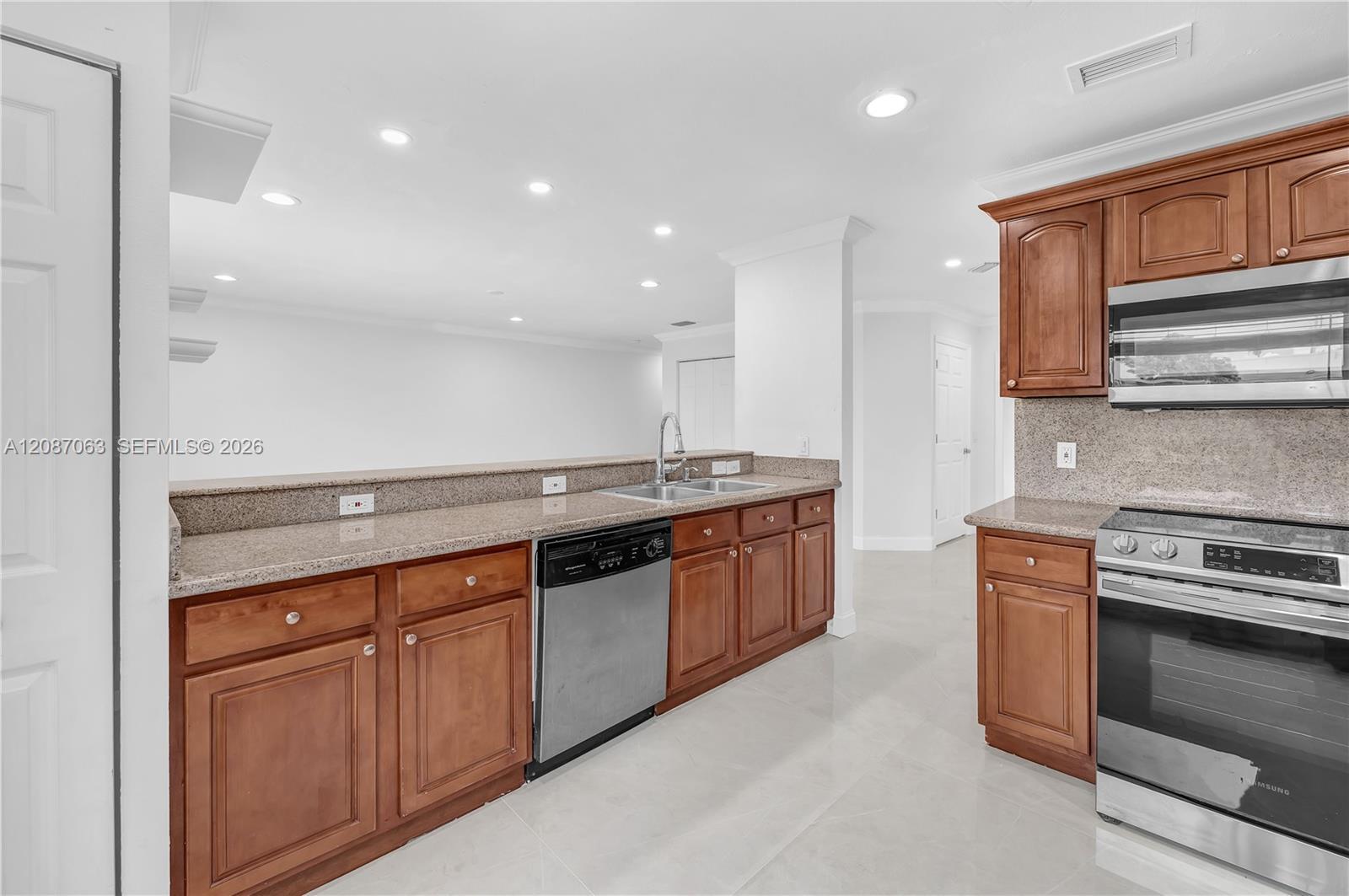 Listing photo 11 for 10667 NW 45th St Unit#10667, Coral Springs, FL, 33065