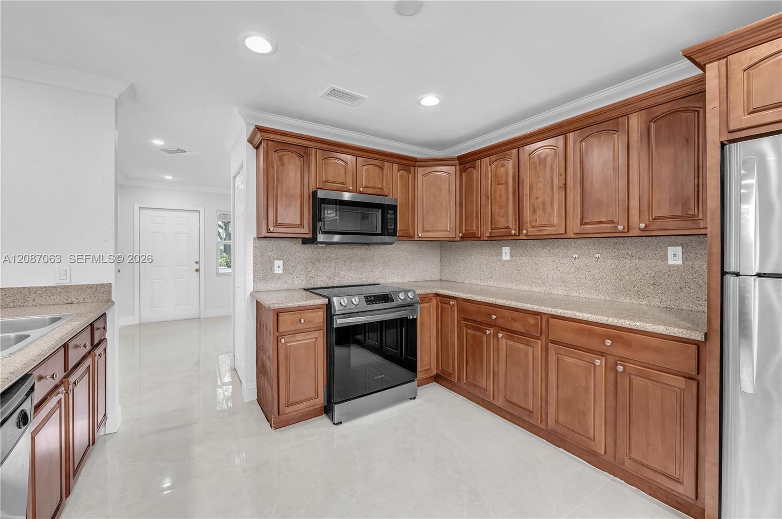 Listing photo 3 for 10667 NW 45th St Unit#10667, Coral Springs, FL, 33065