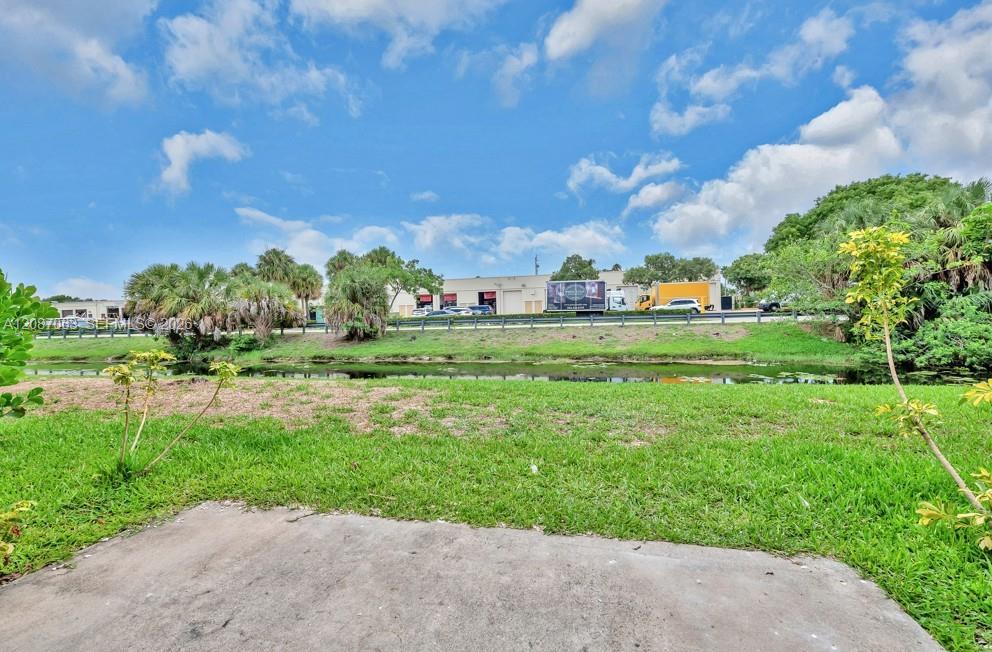 Listing photo 5 for 10667 NW 45th St Unit#10667, Coral Springs, FL, 33065
