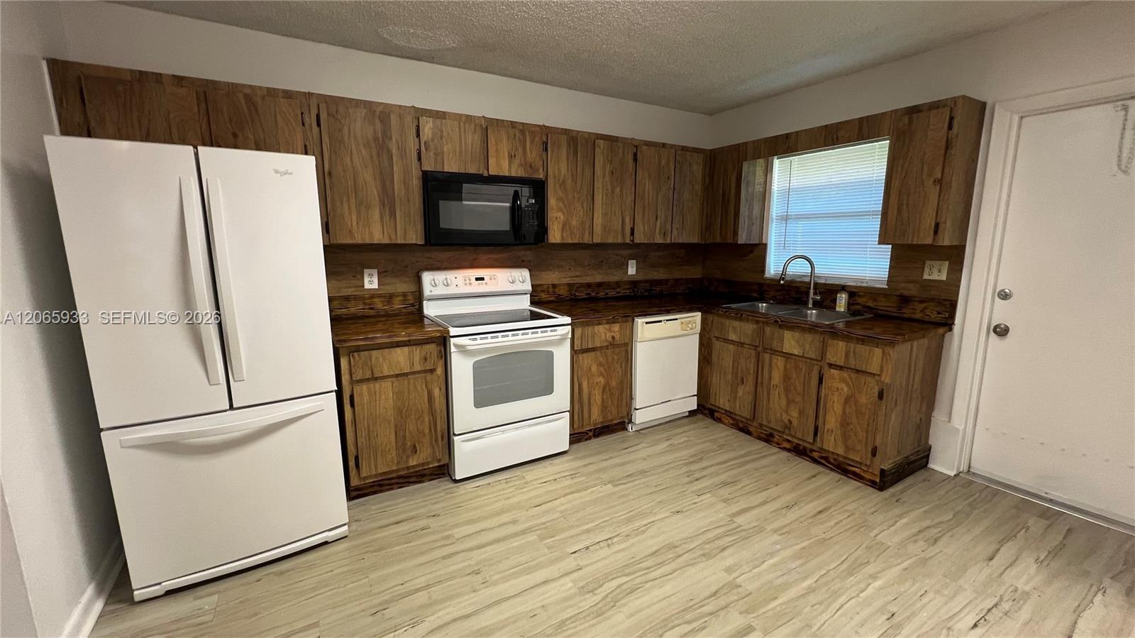 Listing photo 3 for 4235 SW 62nd Ave Unit#W, Davie, FL, 33314