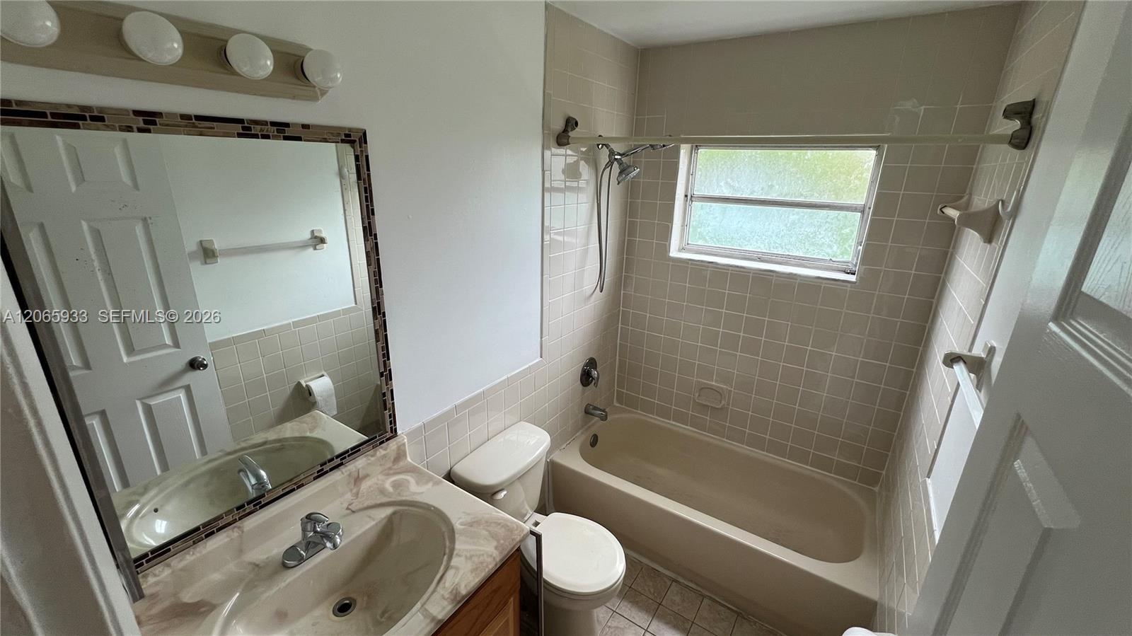 Listing photo 7 for 4235 SW 62nd Ave Unit#W, Davie, FL, 33314