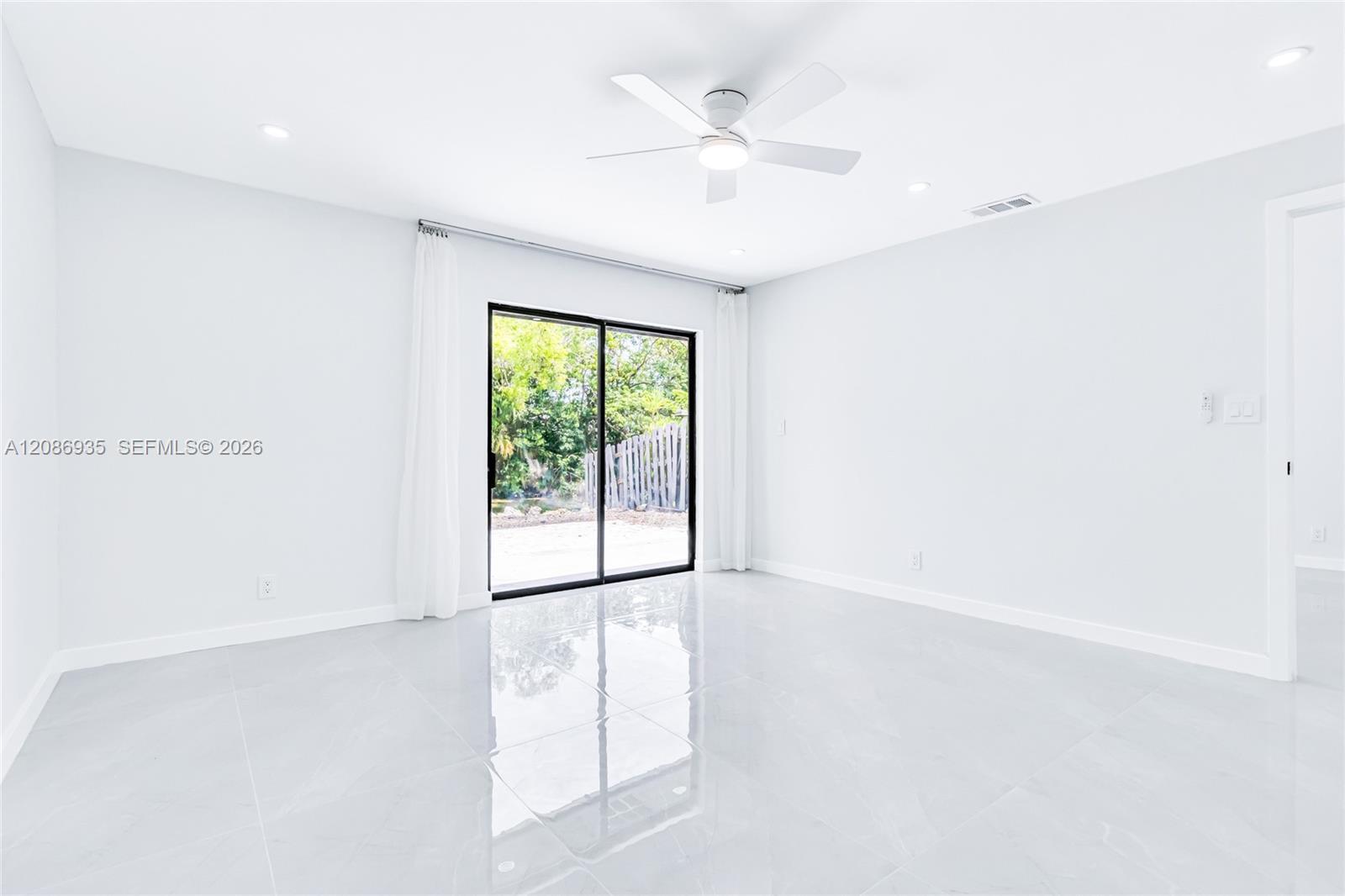 Listing photo 13 for 8957 NW 44th Ct, Sunrise, FL, 33351