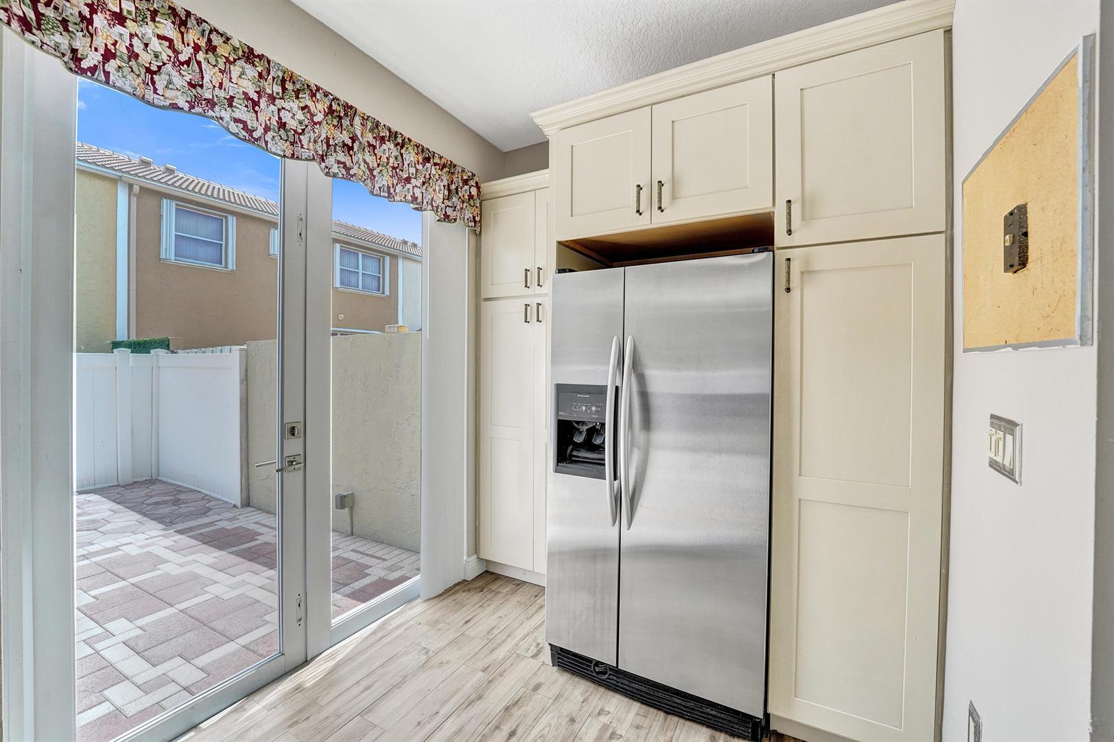 Listing photo 11 for 1365 NW 154th Lane, Pembroke Pines, FL, 33028