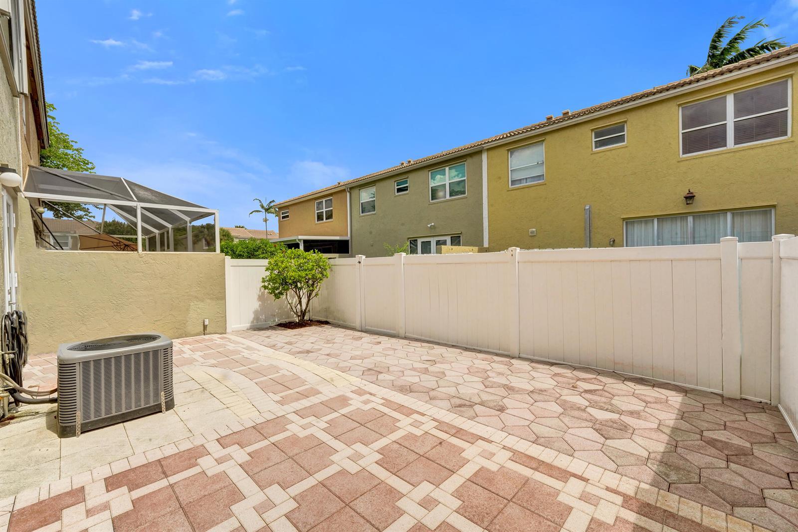 Listing photo 12 for 1365 NW 154th Lane, Pembroke Pines, FL, 33028