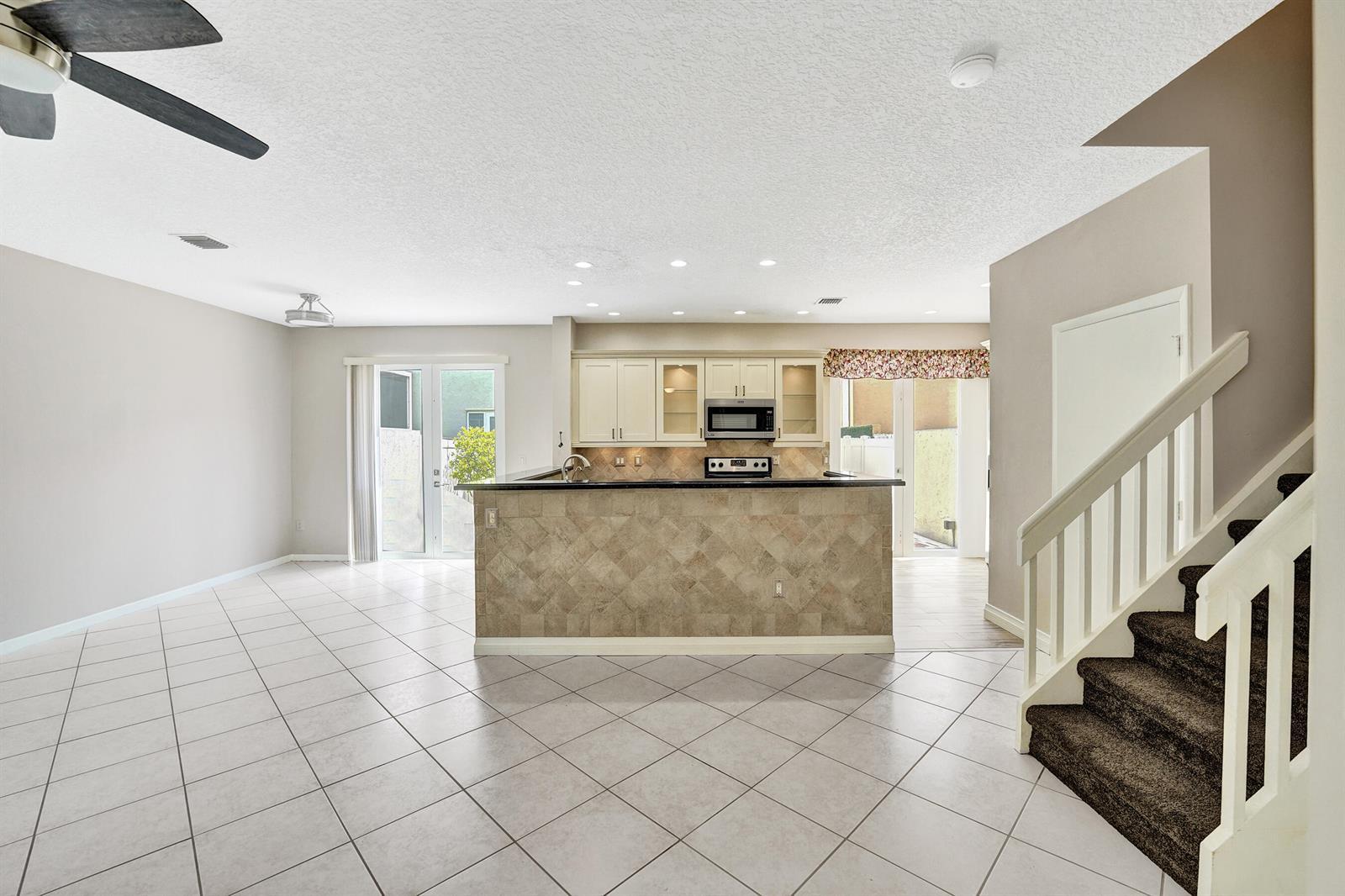 Listing photo 4 for 1365 NW 154th Lane, Pembroke Pines, FL, 33028