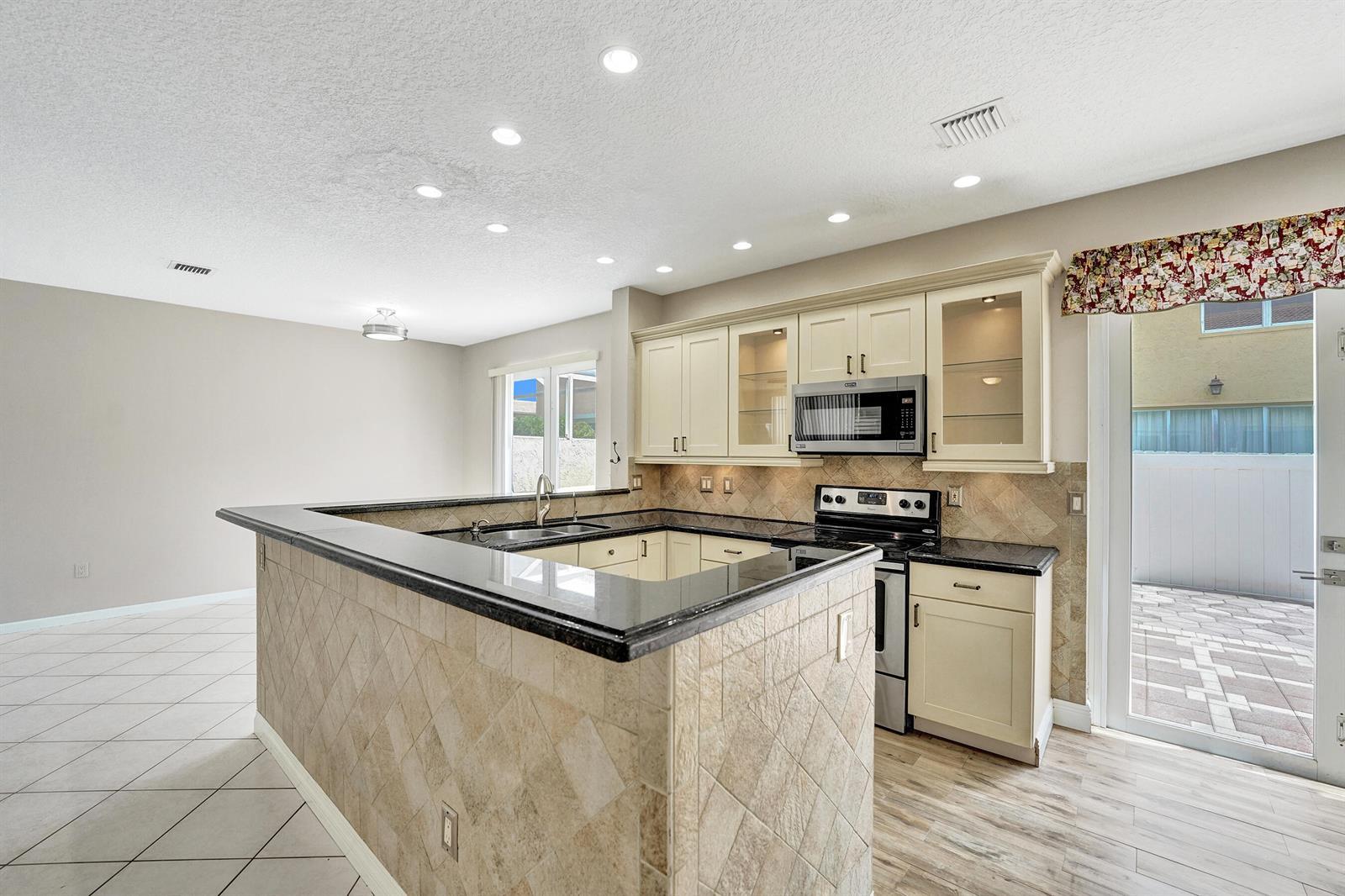 Listing photo 9 for 1365 NW 154th Lane, Pembroke Pines, FL, 33028