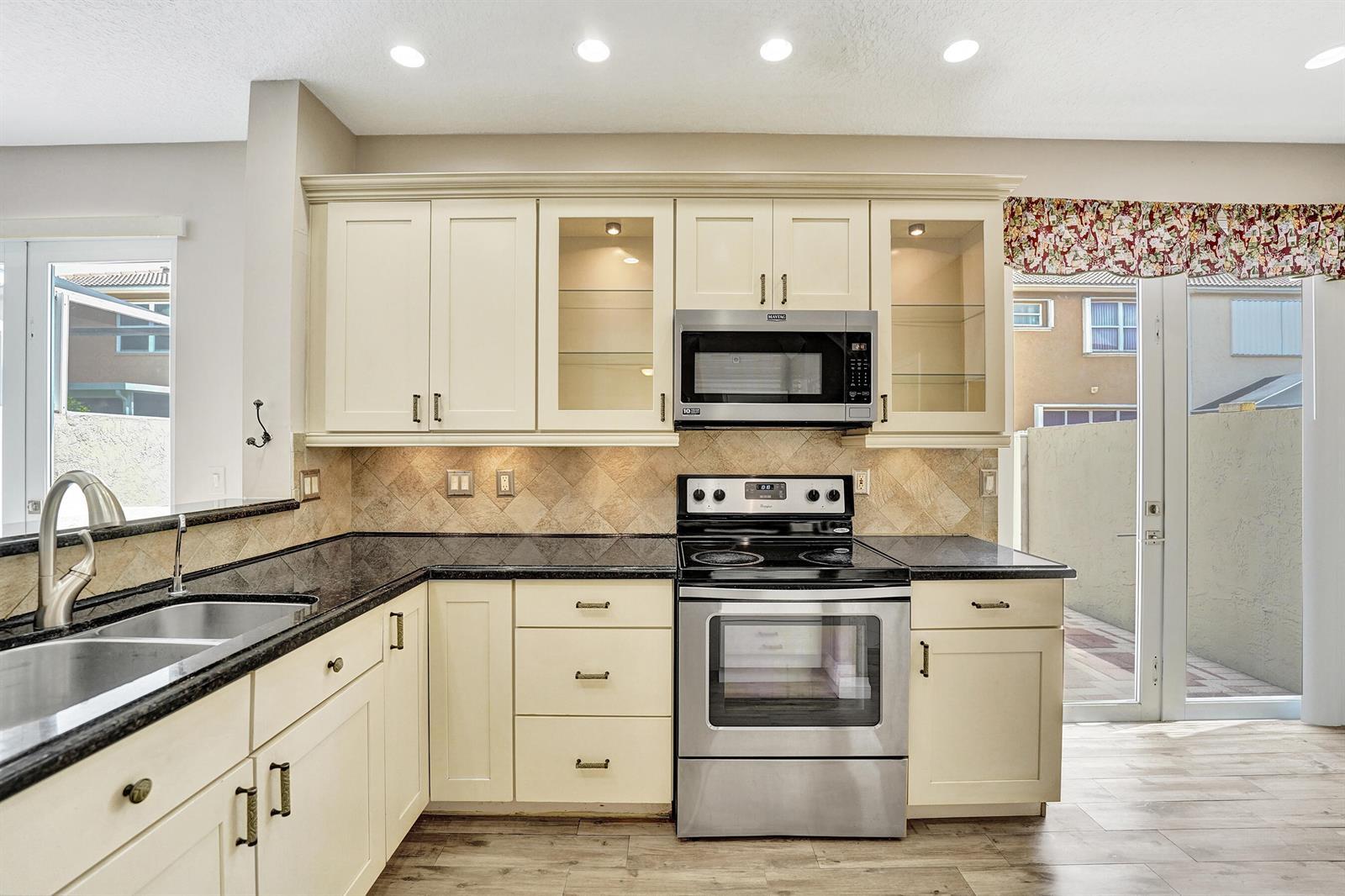 Listing photo 10 for 1365 NW 154th Lane, Pembroke Pines, FL, 33028