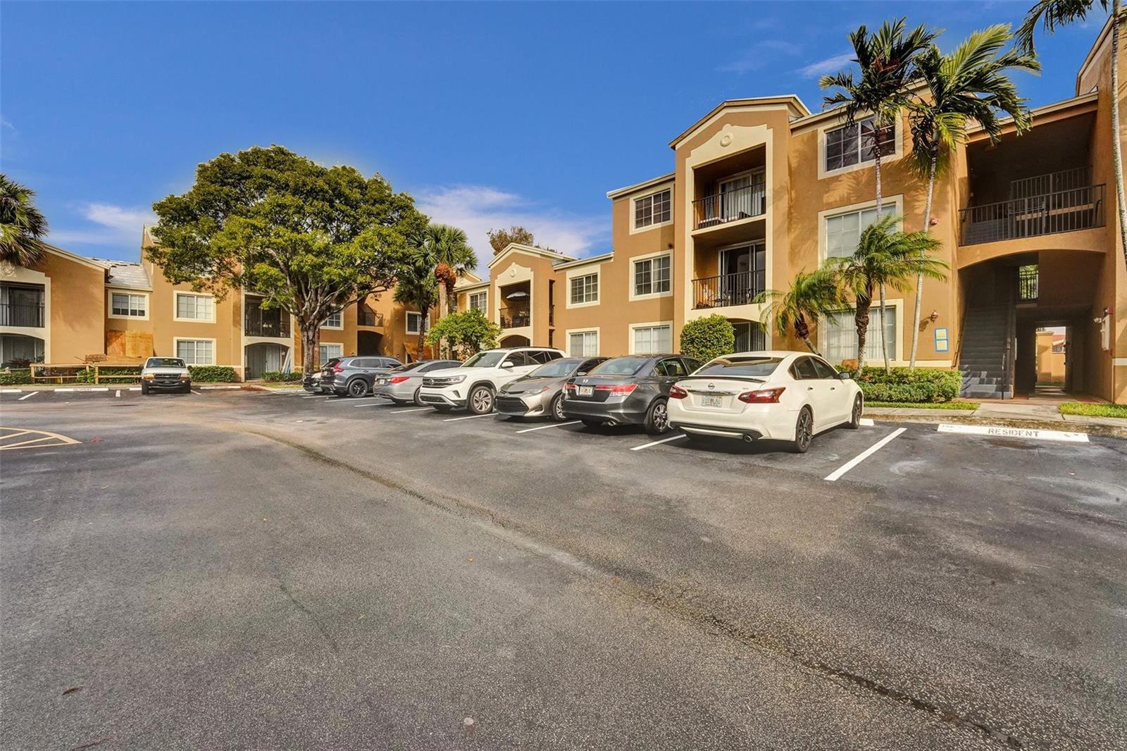 Listing photo 2 for 7940 N NOB HILL Road Unit#304, Tamarac, FL, 33321