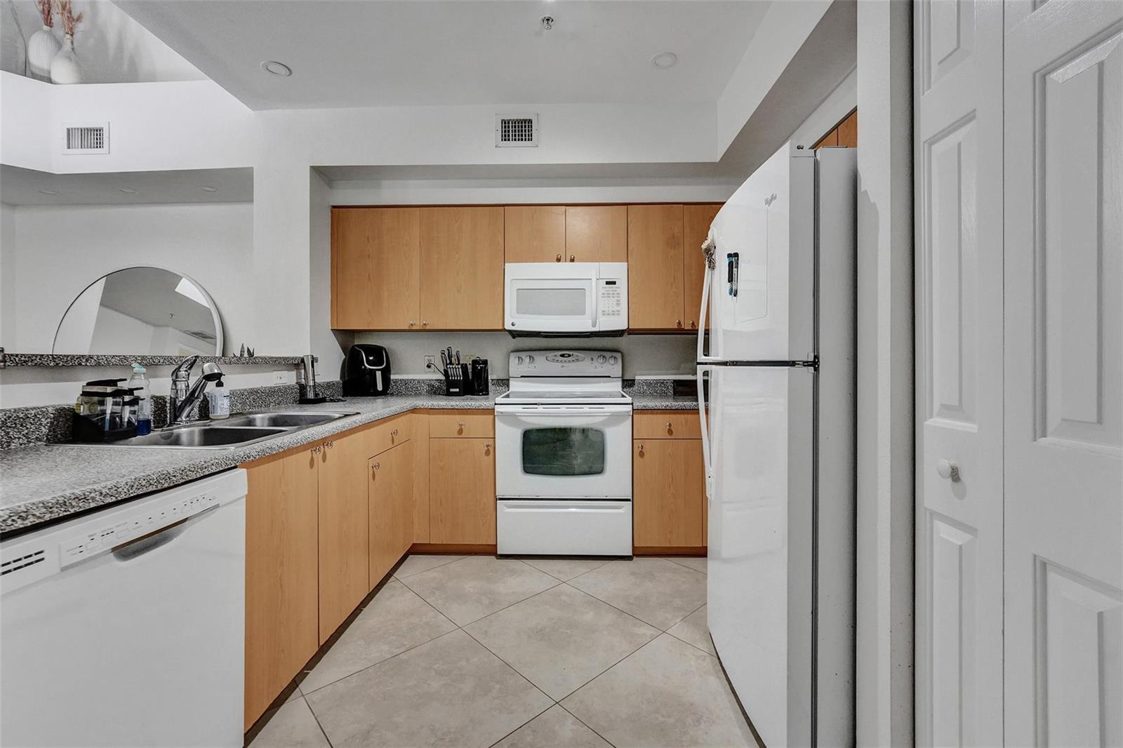 Listing photo 3 for 7940 N NOB HILL Road Unit#304, Tamarac, FL, 33321