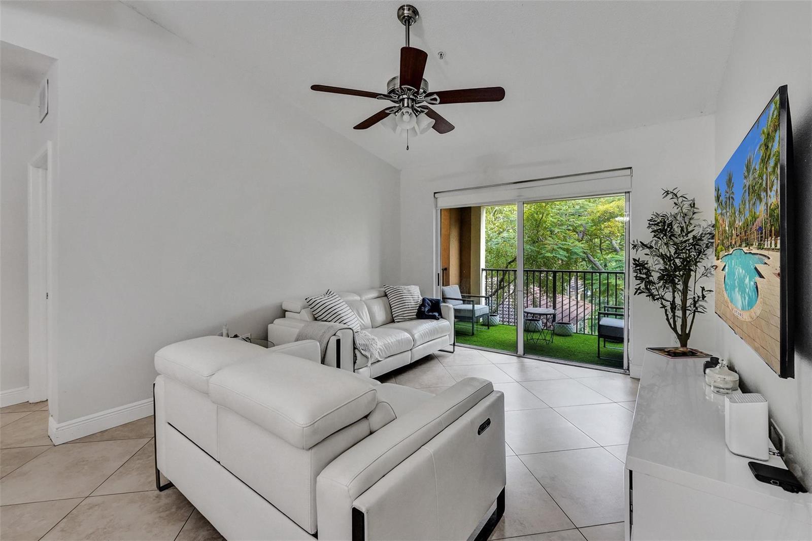 Listing photo 9 for 7940 N NOB HILL Road Unit#304, Tamarac, FL, 33321