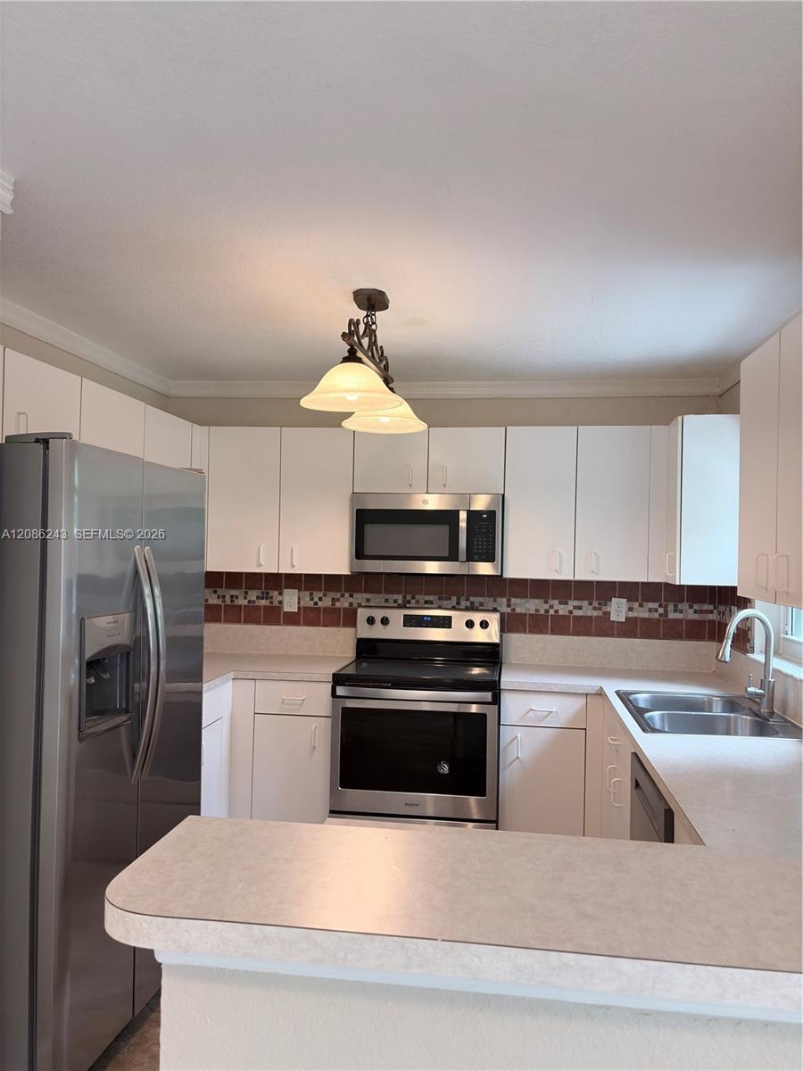 Listing photo 12 for 2297 NW 171st Ter, Pembroke Pines, FL, 33028