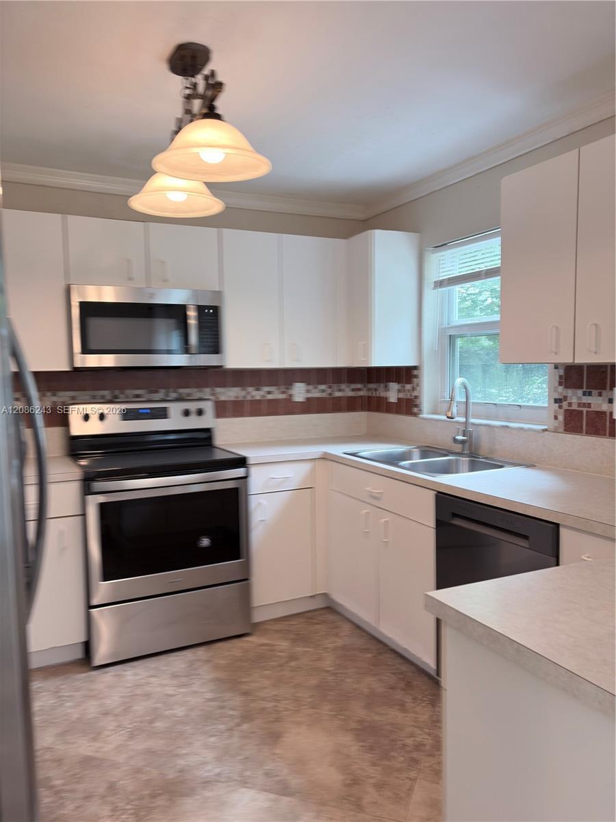 Listing photo 13 for 2297 NW 171st Ter, Pembroke Pines, FL, 33028