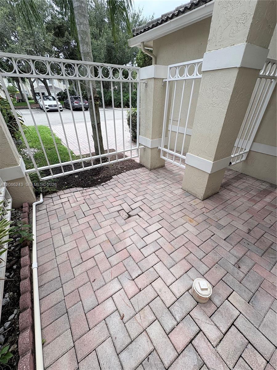 Listing photo 3 for 2297 NW 171st Ter, Pembroke Pines, FL, 33028