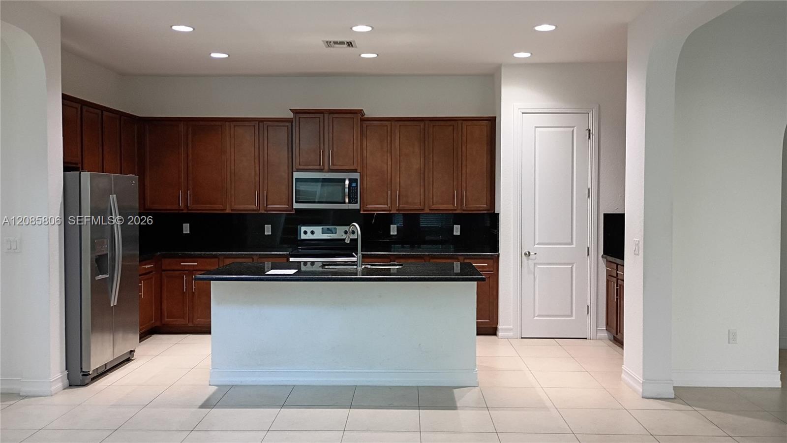 Listing photo 3 for 1280 SW 113th Way, Pembroke Pines, FL, 33025