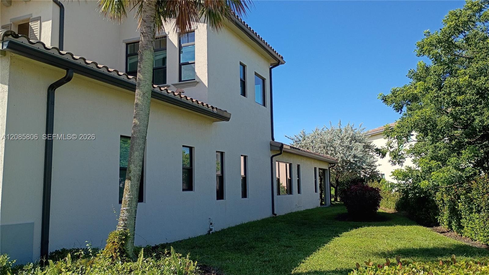 Listing photo 4 for 1280 SW 113th Way, Pembroke Pines, FL, 33025