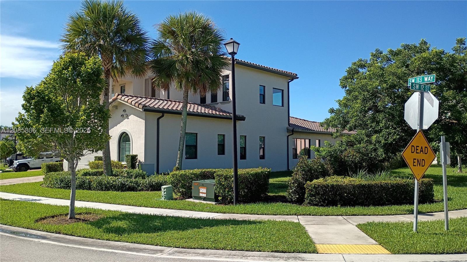 Listing photo 5 for 1280 SW 113th Way, Pembroke Pines, FL, 33025