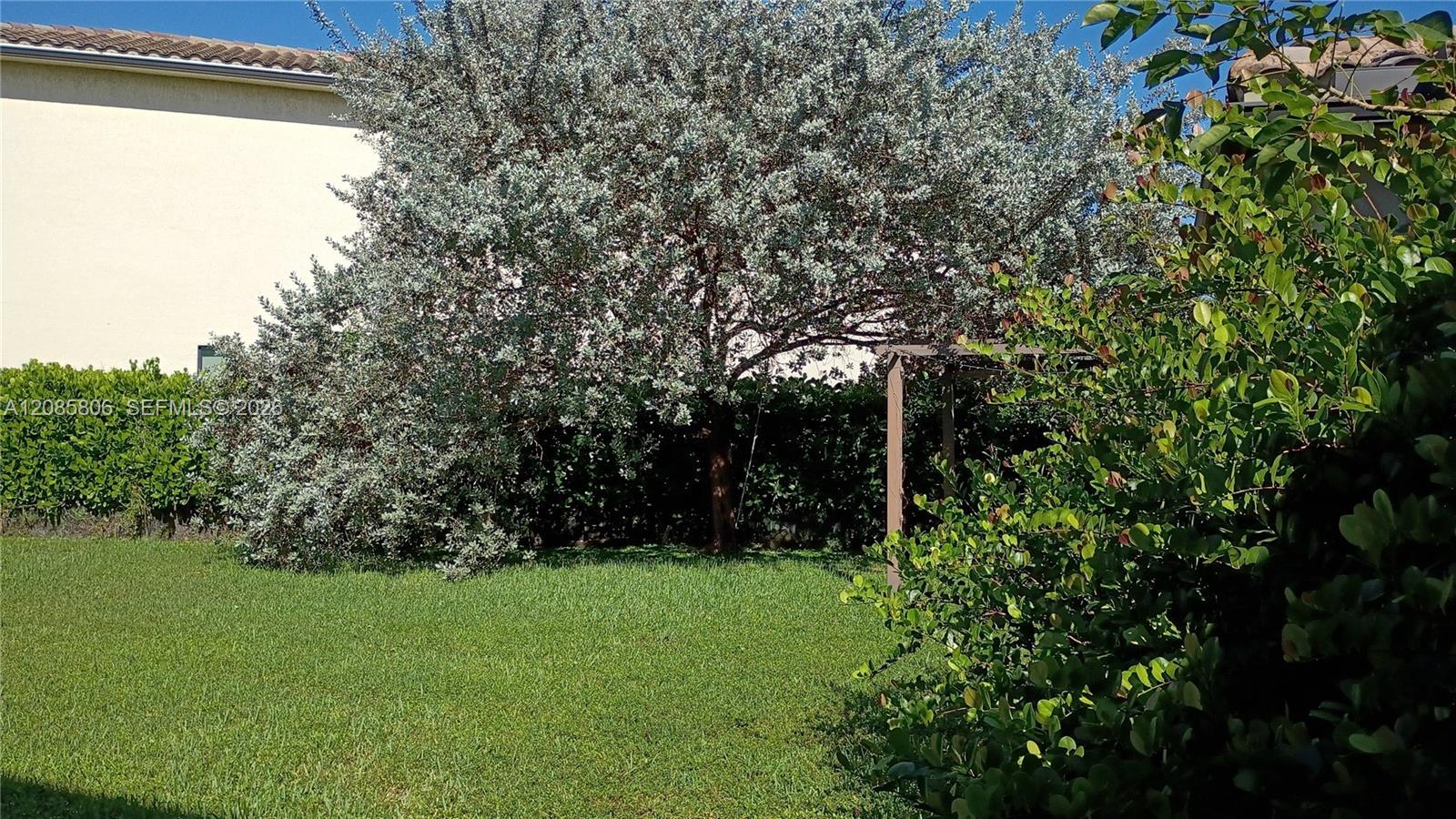 Listing photo 6 for 1280 SW 113th Way, Pembroke Pines, FL, 33025