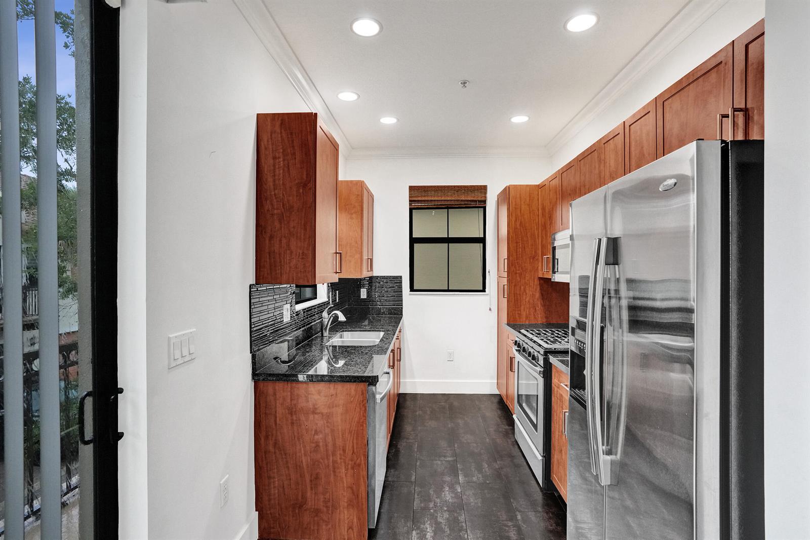 Listing photo 4 for 12662 NW 32ND Place, Sunrise, FL, 33323