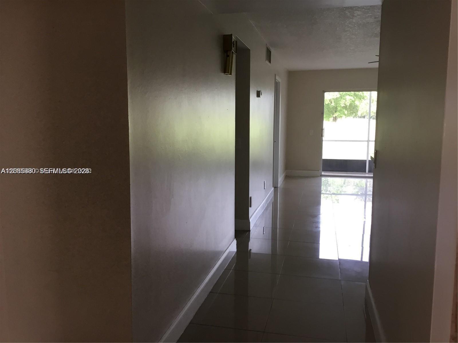 Listing photo 5 for 2431 SW 82nd Ave Unit#103, Davie, FL, 33324