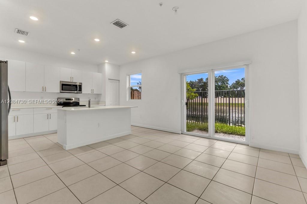 Listing photo 5 for 18414 SW 2nd St, Pembroke Pines, FL, 33029