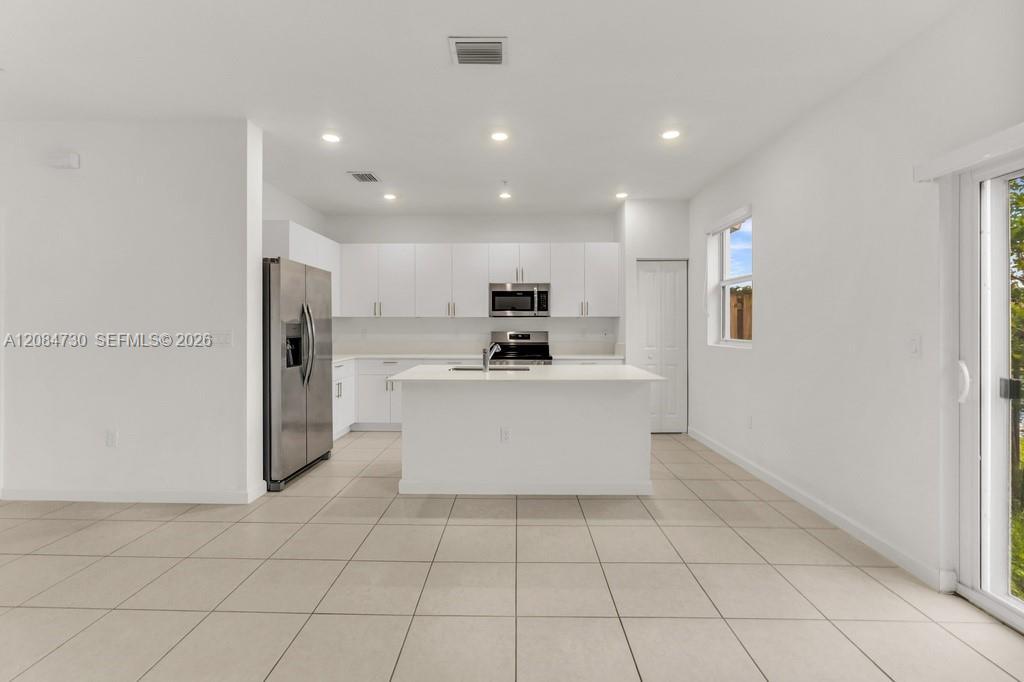 Listing photo 6 for 18414 SW 2nd St, Pembroke Pines, FL, 33029