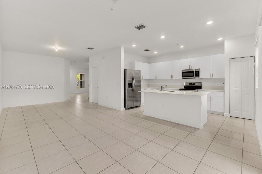 Listing photo 7 for 18414 SW 2nd St, Pembroke Pines, FL, 33029