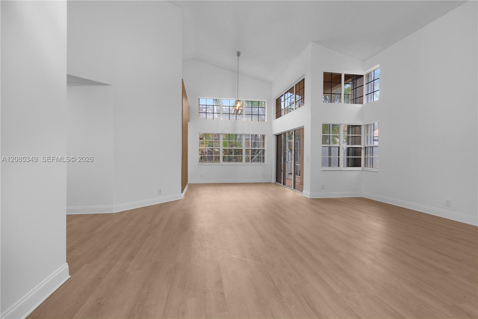 Listing photo 2 for 1525 Seabay Rd, Weston, FL, 33326