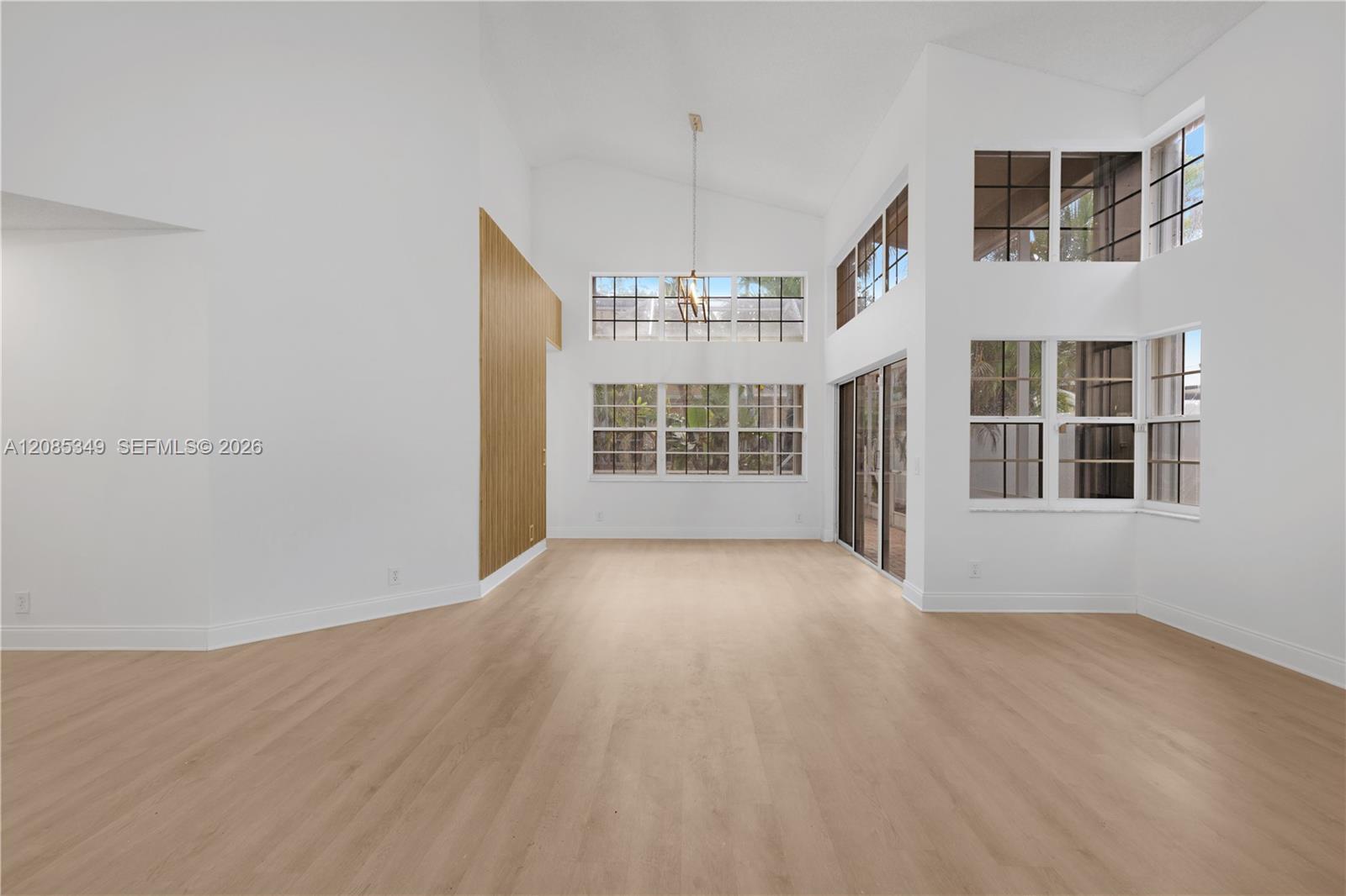 Listing photo 3 for 1525 Seabay Rd, Weston, FL, 33326