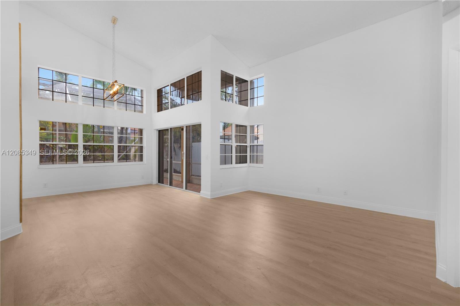 Listing photo 4 for 1525 Seabay Rd, Weston, FL, 33326