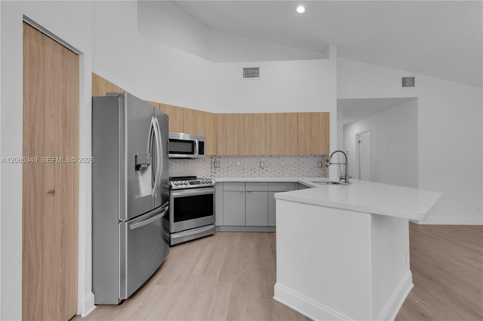 Listing photo 8 for 1525 Seabay Rd, Weston, FL, 33326