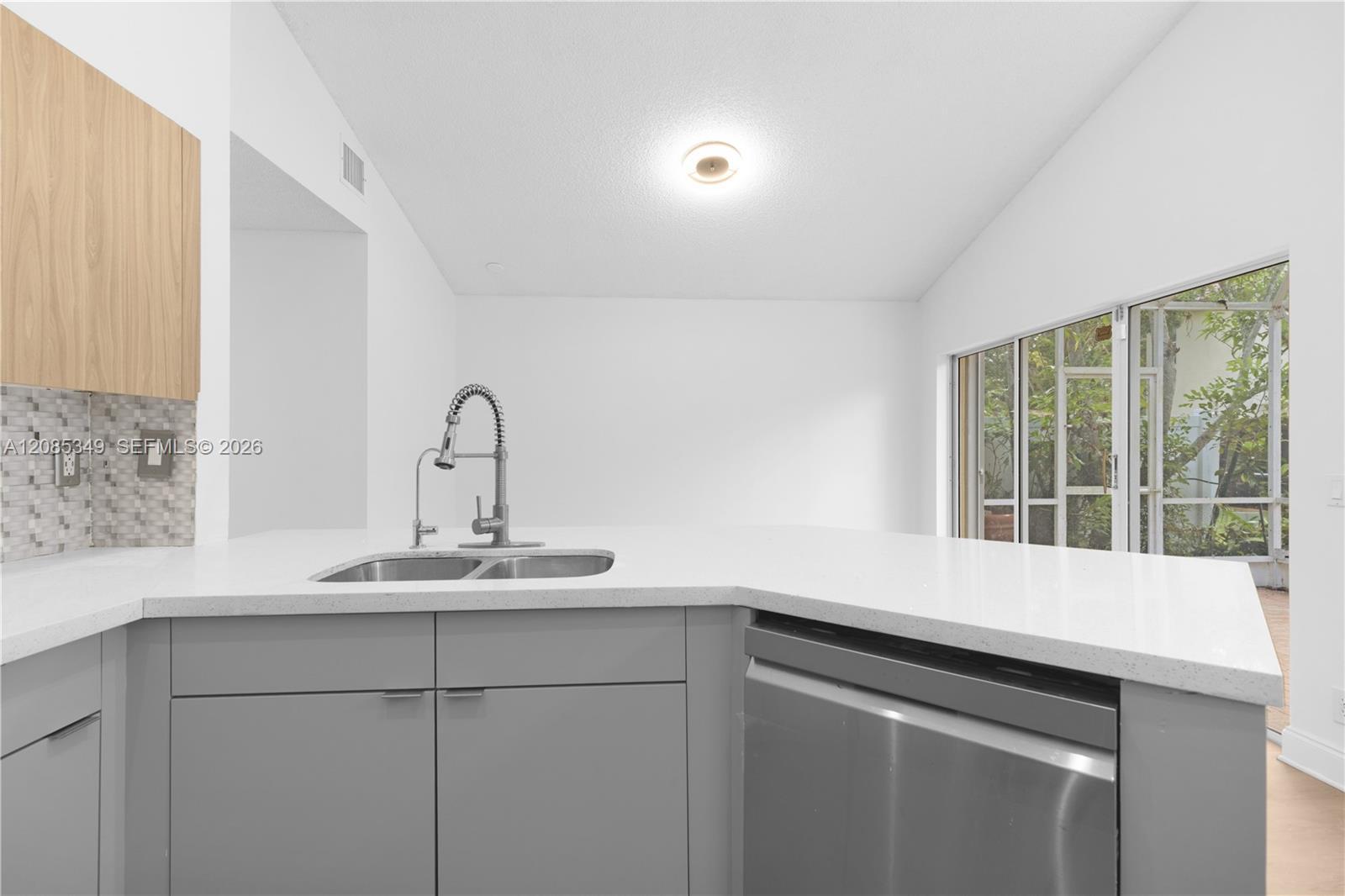 Listing photo 9 for 1525 Seabay Rd, Weston, FL, 33326