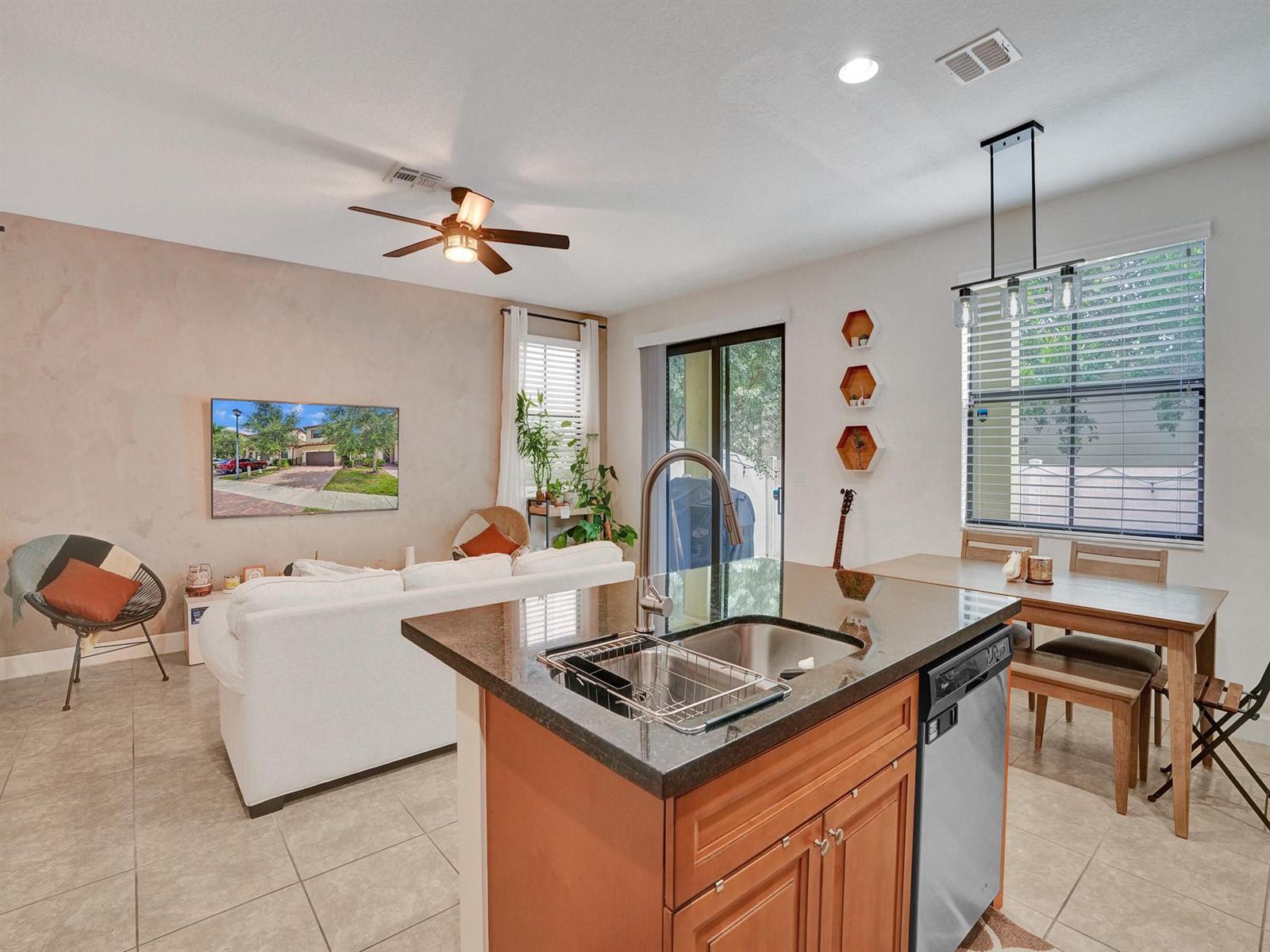 Listing photo 14 for 5804 NW 46th Lane, Tamarac, FL, 33319